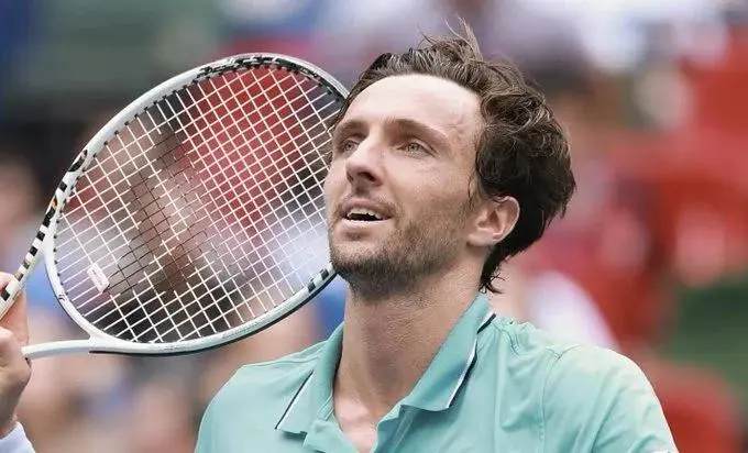 二人紧紧拥, 场球走到了